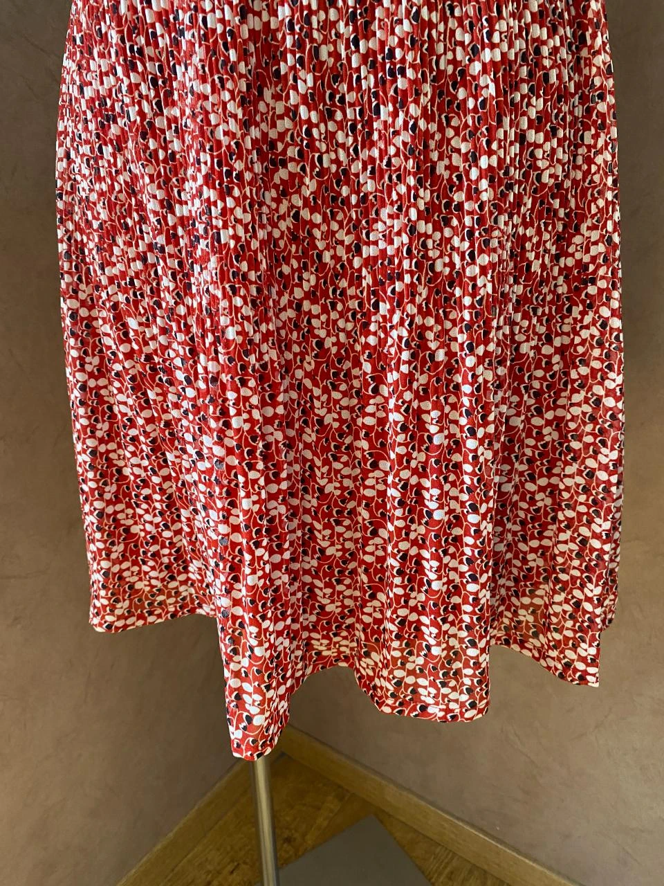 Bonobo pleated skirt size 36 – Red with graphic print, fluid and elegant – photo 3